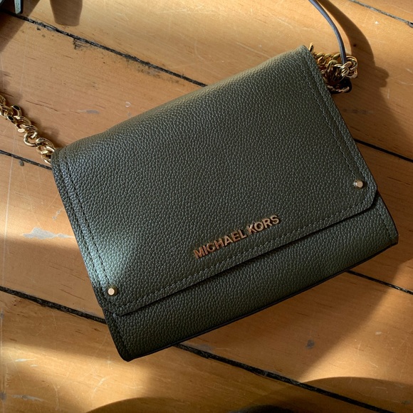 Micheal Kors crossbody bag - gold hardware - Picture 1 of 10